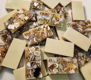 Presse-papiers en résine époxy faits à la main avec coquillages, étoiles de mer et accents dorés, forme personnalisée, souvenir, décoration d'intérieur, artisanat - Product Image 1