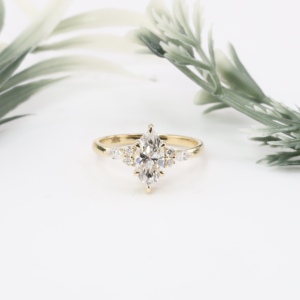 Bague de fiançailles classique en or jaune avec diamant de laboratoire taille marquise, solitaire à grappe sur épaule et bande conique, bijoux fins pour femme - Product Image 1