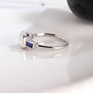 Anillo de Tres Piedras con Corte Esmeralda Brillante y Moissanita Azul en Forma de Baguette, Plata 925, para Regalo de Boda para Mujer - Product Image 2