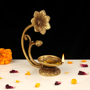 Lámpara de aceite Diya artesanal de latón con diseño floral, tradicional Deepak Deepam con motivo floral para el hogar o el templo - Product Image 1