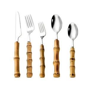 Juego de Cubiertos de Acero Inoxidable al por Mayor con Mango de Bambú, Colección Ecológica de Cucharas y Tenedores - Product Image 1