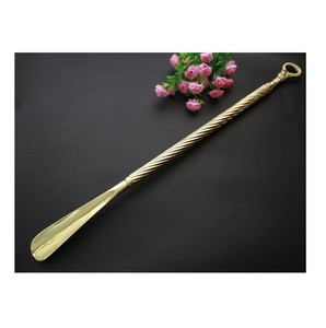 Cuchara para zapatos clásica de latón, herramienta útil para ponerse zapatos ajustados sin agacharse ni dañar el talón. - Product Image 2