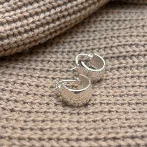 Pendientes de aro anchos y gruesos, pendientes de aro de latón plateado, aros de latón modernos y llamativos, pendientes de aro finos al por mayor - Product Image 2