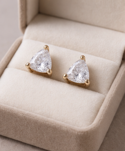 Boucles d'oreilles clous en or massif 18 carats certifiées IGI, taille triangle, sertissage griffe, 0,52g, luxe, pour femme, idéales pour les soirées - Product Image 5