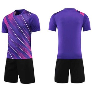 ชุดเสื้อฟุตบอลและกางเกงขาสั้นผู้ชายแบบกำหนดเอง สีน้ำเงิน ลายเรขาคณิต คอวี แขนสั้น ผ้าโพลีเอสเตอร์ซับเหงื่อ ระบายอากาศได้ดี ทรงสปอร์ต - Product Image 5