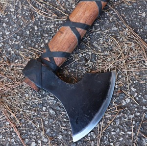 Hacha de guerra vikinga Wolf Heathen, inspirada en el estilo nórdico medieval, réplica funcional para recreación histórica, estilo batalla. - Product Image 3