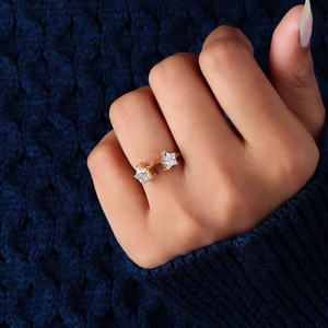 Anillo de Compromiso y Boda con Dos Diamantes de Laboratorio de Corte Brillante en Forma de Estrella de 3 Quilates, Engastados en Oro Sólido de 14K y Chapado en Oro de 14K, Certificado IGI - Product Image 4