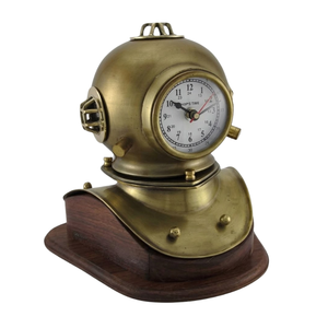 Reloj con Estatua de Casco de Buzo Mark V en Acabado Latón sobre Base de Madera, Decoración Náutica para Escritorio, Mapa Mundial Educativo, Regalo Decorativo con Indicador de Dirección - Product Image 1