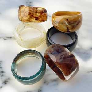 Bracelet élastique transparent en résine fait main pour femme, tendance pour les soirées, à prix raisonnable par Universal Overseas - Product Image 5