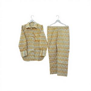 Ensemble de pyjama unique et élégant imprimé à la main avec un imprimé floral complexe avec un col rabattu Ensemble de pyjama avec des couleurs vives - Product Image 1