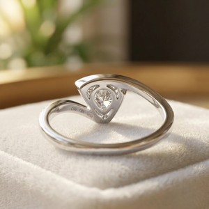 Anillo de Boda con Diamante Corte Trillón para Mujer, Moissanita, Oro Blanco de 10K, Engaste de Tensión - Product Image 6