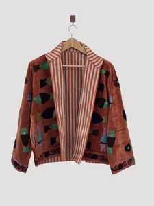 Karam Industries – Nouvelle Veste Courte en Velours Faite Main pour Femme, Broderie Florale Suzani, Motif Poisson, Hiver, Richement Inspirée du Patrimoine Culturel - Product Image 2