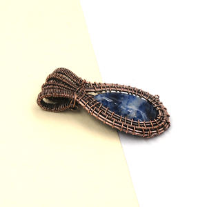 จี้ห้อยคอทำมือประดับโซดาไลต์แบบพันลวด – พลอยทรงลูกแพร์ธรรมชาติ, จี้ทองแดงชุบโรเดียมสีดำสำหรับขายส่ง - Product Image 4