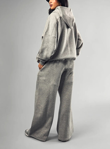 Ensemble sweat à capuche et jogging en molleton 100 % coton OEM pour femme, style streetwear hiver, couleur unie, avec logo brodé personnalisé et appliques en strass - Product Image 3