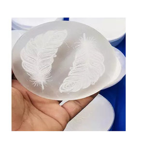 Vente en gros de cristal de sélénite de meilleure qualité tranche gravée Feng Shui amour guérison plaque de charge caboteur pierre précieuse agate disponible - Product Image 5