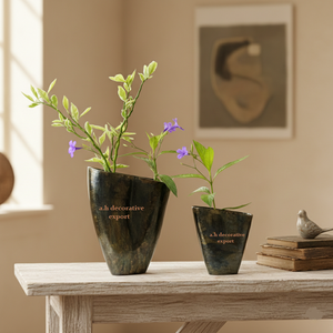 Juego de 2 Jarrones de Metal Modernos y Minimalistas de Aluminio Bronce Oscuro de Lujo, Acabado Desgastado, Ecológicos, Artesanales, para Decoración Floral de Mesa - Product Image 1