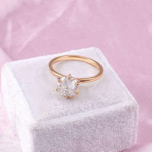 Anillo de Compromiso de Oro Amarillo de 14K con Corte Brillante Redondo de 2.00 CT, Certificado IGI, Anillo de Novia Sostenible de Alta Calidad al por Mayor - Product Image 5