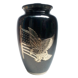 Urnes de crémation pour adultes en laiton de haute qualité Design de drapeau américain Couleur noire avec placage Urnes funéraires en métal fini pour cendres. - Product Image 1