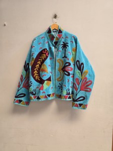 Veste Suzani en velours aquatique de qualité supérieure pour femme, broderie multicolore de poissons, manteau ethnique bohème, vêtements d'extérieur de créateur en gros - Product Image 3