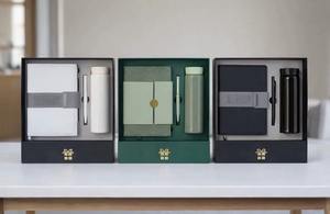 Coffret Cadeau d'Entreprise en Cuir PU de Qualité Supérieure avec Agenda, Porte-clés, Bouteille et Porte-monnaie pour Promotion Commerciale Disponible à la Vente - Product Image 3