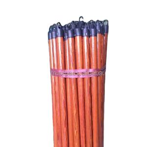 Palos de escoba rectos de madera de eucalipto recubiertos de PVC para uso doméstico vietnamita, con cabezal de alambre de plástico y diseño de grano de madera, hechos en Vietnam. - Product Image 1