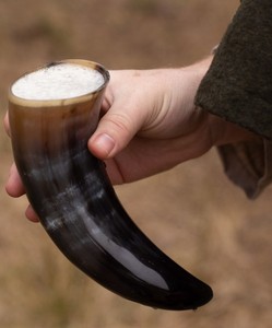 Cuerno de Búfalo Pulido a Mano, Recipiente Tradicional para Cerveza, Sidra y Bebidas de Celebración - Product Image 3