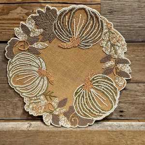 Set de table rond perlé en forme de citrouille, 15 pouces de diamètre, polyester/coton, neuf, écologique, personnalisable, pour la maison et l'hôtellerie - Product Image 4