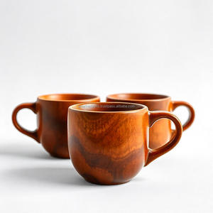 Tasse et tasse en bois naturel terreux faits à la main pour café, thé et boissons chaudes parfaits pour une vie durable et des cadeaux - Product Image 1