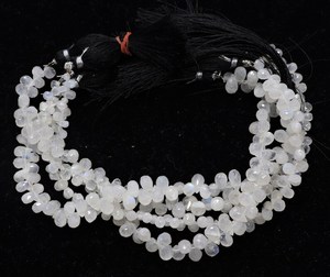 Cuentas facetadas de piedra lunar arcoíris blanca natural en forma de lágrima de 4x6 mm, cuentas de piedra lunar en forma de gota de 8 pulgadas, cuentas facetadas de piedra lunar arcoíris con perforación lateral. - Product Image 2