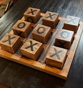 Jeu de Tic Tac Toe en Bois au Design Antique, Plateau Carré de Table avec Pièces X et O Crème et Bouton en Laiton - Product Image 6