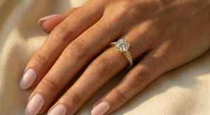 Bague de fiançailles en diamant rond cultivé en laboratoire, style cathédrale vintage, or jaune 14 carats, cadeau d'anniversaire pour partenaire - Product Image 2