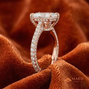Anillo de compromiso de moissanita de corte radiante en oro rosa de 14K con halo oculto, joyería para fiesta nupcial, regalo para mujer, tendencia en EE. UU. - Product Image 2