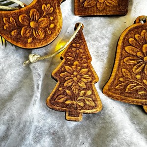 Adornos Navideños de Madera Hechos a Mano, Decoraciones Rústicas para Árbol de Navidad, Colgantes Navideños para el Hogar, Fiestas y Celebraciones - Product Image 5