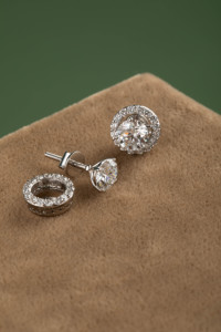 Boucles d'oreilles clous halo en diamant rond brillant en or blanc 14 carats, bijoux fins élégants pour femme, cadeau classique et étincelant - Product Image 2