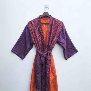 Kimono largo de patchwork, ropa de dormir, bata de noche, hecho a mano, estilo indio vintage, de seda sari reciclada. - Product Image 1