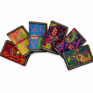 Carnet en soie de sari brodé à la main, écologique, en tissu recyclé, pour cadeaux, papeterie et journaux bohèmes. - Product Image 1