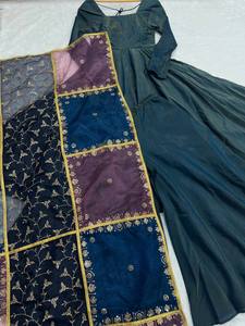 Salwar Kameez traditionnel indien en soie, ensemble trois pièces pour les fêtes et les mariages, pour femmes, coupe classique, matériaux recyclés - Product Image 6