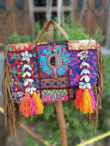 Sac fourre-tout indien fait main en patchwork avec franges, sac à bandoulière brodé en coton ethnique avec pompons et miroir pour femme - Product Image 5