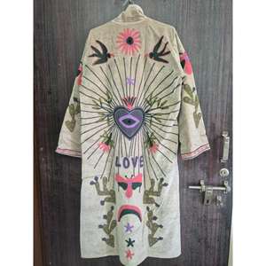 Veste longue matelassée en velours Suzani floral Lavinas, broderie vintage faite à la main, manteau d'hiver pour femme avec doublure en coton et col montant - Product Image 3