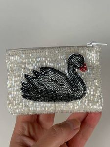 Monedero de Cuentas de Cisne Negro Hecho a Mano, Elegante Diseño de Pájaro, Cartera de Cuentas de Semillas, Bolsa con Cremallera para Mujer - Product Image 1