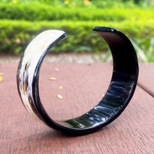 Bracelet manchette large en corne de buffle naturelle, fait main, bijou original en corne naturelle, largeur 3 cm - Product Image 5