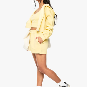 Ensemble sportif pour femme : Sweat à capuche streetwear ample à manches longues zippées, panneaux plissés et effet usé, et short en polaire - Product Image 4