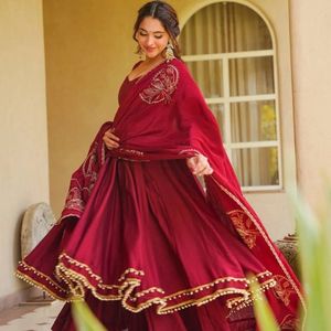 Ensemble Anarkali Palazzo en soie romaine lourde avec dupatta brodée en soie Chanderi et doublure intérieure en micro-coton – Collection de tenues de soirée de créateur - Product Image 2