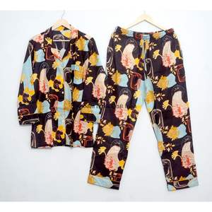 Conjunto de pijama de algodón con estampado floral, suave y ligero, para mujer, para dormir por la noche. - Product Image 1