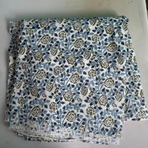 Tissu en coton imprimé à la main à motifs floraux bleus pour vêtements féminins, robes, kurtis, matériel de confection - Product Image 3