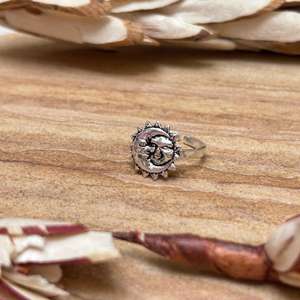 Anillo de latón bohemio con diseño de sol para mujer, acabado plateado oxidado, diseño de sol celestial, uso diario, venta al por mayor - Product Image 1