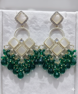 Boucles d'oreilles pendantes ethniques faites à la main avec motif carré et perles de couleur douce pour mariages et occasions spéciales - Product Image 3