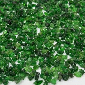 Pierres brutes de tsavorite grenat vert naturel non taillées 4 à 6 mm qualité facettable Kenya AAAA Qualité gemme Matériel de gemmes en gros - Product Image 5
