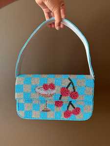 Bolso de Noche Tipo Clutch con Bordado Artesanal de Cuentas, Estilo Bohemio Ligero, con Botón y Diseño de Letra, para Cóctel, Color Cereza, Pieza Destacada - Product Image 1