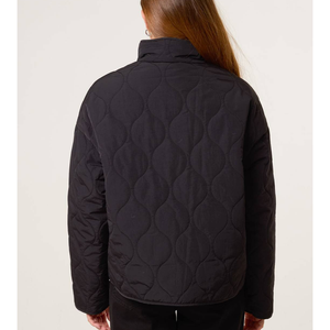 Chaqueta Acolchada de Plumón de Alta Calidad, Suave, Duradera y Resistente al Frío, Estilo Casual Minimalista, con Bolsillos Delanteros Tipo Cargo y Cuello Alto - Product Image 4